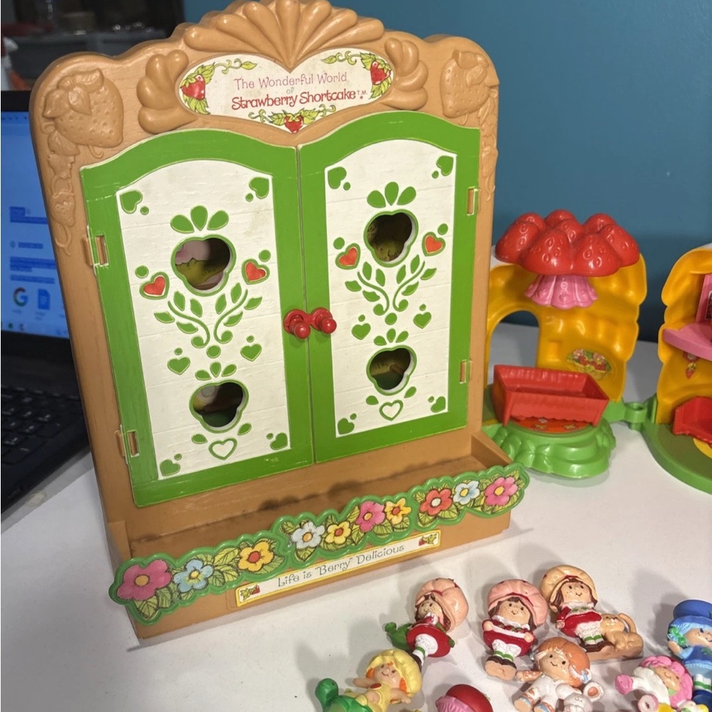 VINTAGE STRAWBERRY SHORTCAKE BUNDLE. GREAT ADDITION FOR COLLECTOR. - Picture 2 of 8